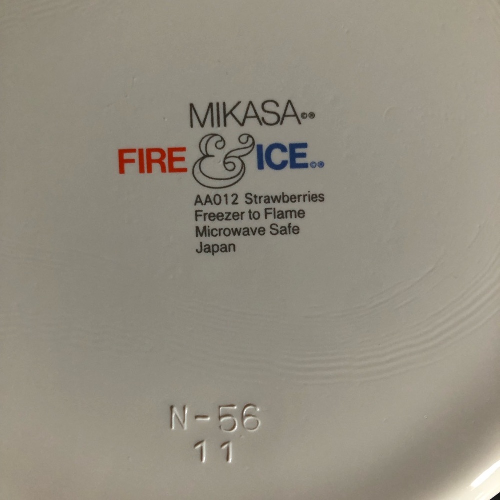 Mikasa Fire & Ice Strawberries Covered Casserole 3/4 Quart Dish - Picture 10 of 16